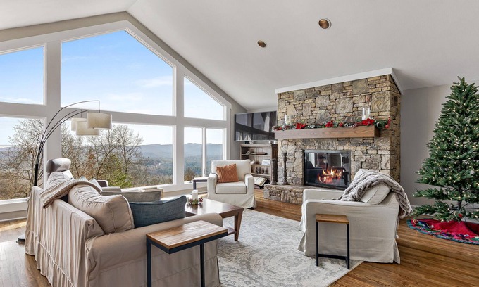 Laurel Park House | โTHE VISTAโ at Laurel Park/Hendersonville. 5 ๐๐๐on other sites ! Lux listing!
