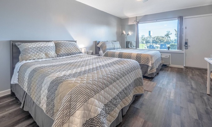 Airlie Condo | The Waterway 103: 2 Queens Studio with complex pool!
