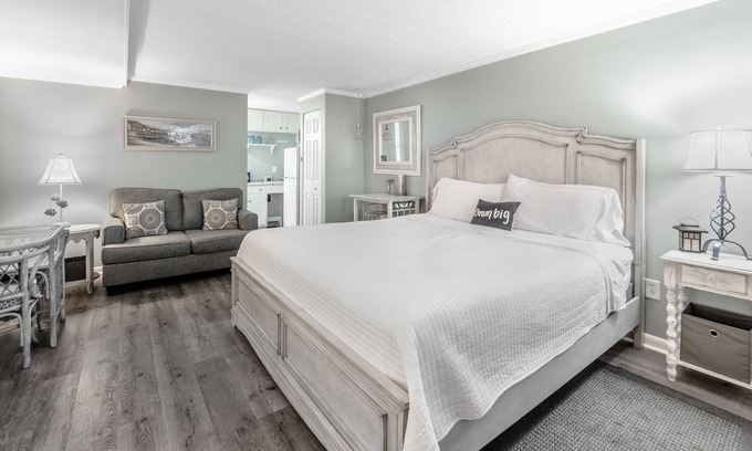 Airlie Condo | The Waterway 115: 1 King Studio with complex pool