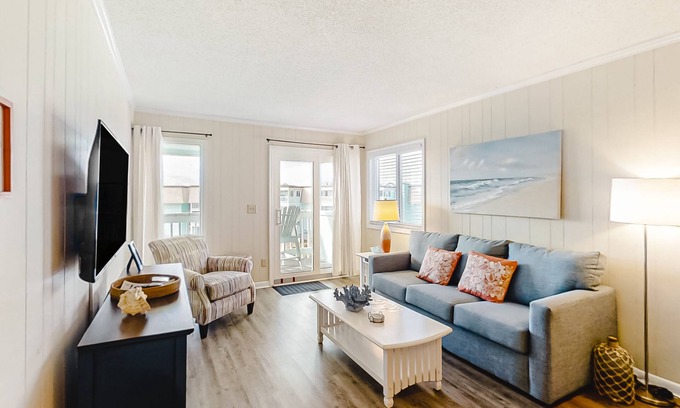 Morehead City Condo | Third-Floor Condo Overlooking the Courtyard w/Ocean Views, Shared Outdoor Pool