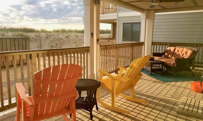 South Nags Head Condo | This oceanfront Diamond Shoals condo has everything you need