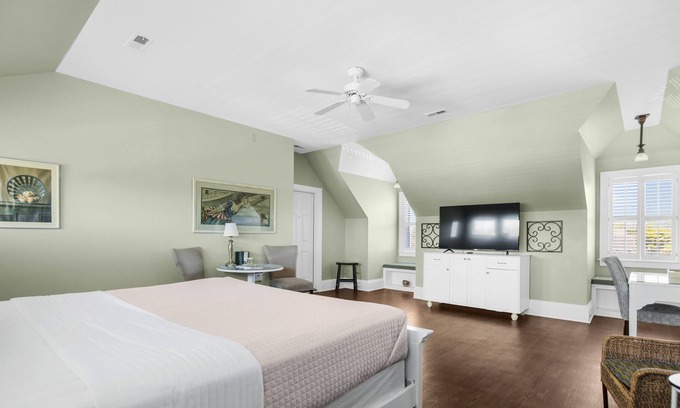 Historic Downtown Manteo Apartment | Tranquil House Inn - Downtown Waterfront Manteo - 1 King Large Premium Room 33