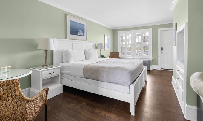 Historic Downtown Manteo Apartment | Tranquil House Inn - Downtown Waterfront Manteo - 1 King Premium Room 21