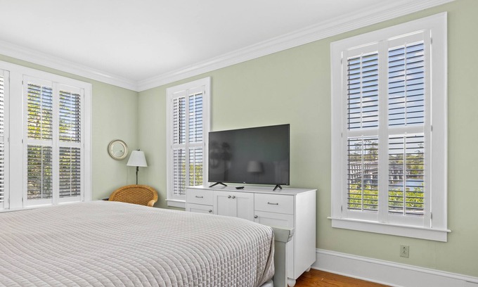 Historic Downtown Manteo Apartment | Tranquil House Inn - Downtown Waterfront Manteo - 1 Queen premium Rm 12