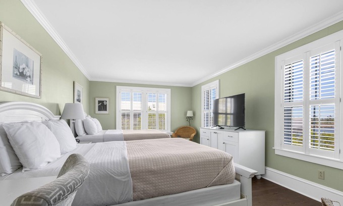 Historic Downtown Manteo Apartment | Tranquil House Inn - Downtown Waterfront Manteo - 2 Queens Premium Room 22