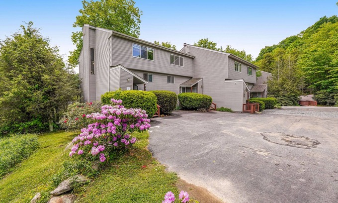 Sugar Mountain Condo | Tri-level townhouse on golf course w/views of pond, close to ice skating/tubing