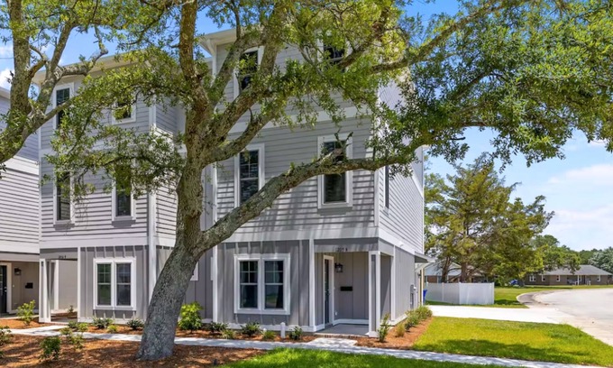 Morehead City House | Two bright townhomes in the heart of the action with fast WiFi, W/D & balcony