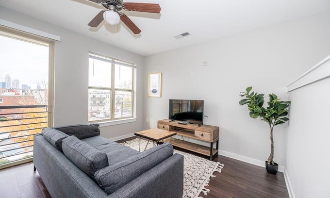 Plaza Midwood Apartment | Viagem Modern Studio with Parking
