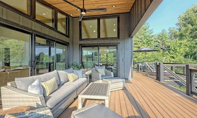 Hayesville House | Vineyard House "Casa Tra Le Vigne" by Chatuge Home Concierge Lake access, firepit, ping pong