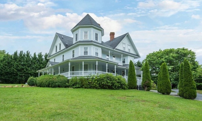 Burnsville House | ⭐️Vintage Country Mansion w/Majestic Mountain Views⭐️