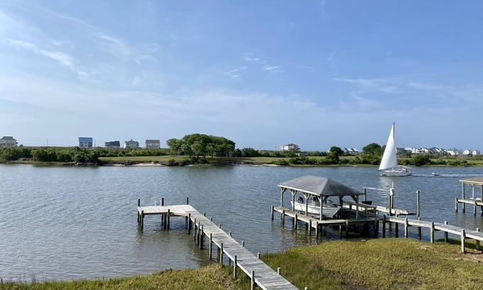 Sneads Ferry House | Waterfront Home w/Dock, Kayaks, Firepit, & Game Room. Near North Topsail Beach!