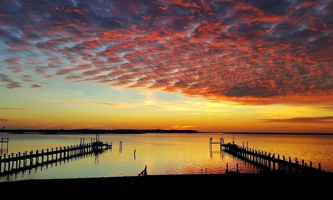 Colington House | Waterfront Soundfront, Fenced for Dogs ๐ถ, Kayak, Bikes, Beautiful Sunsets