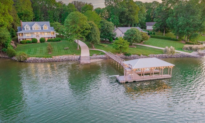 Lake Norman of Catawba House | Welcome to Wake and Lake - Beautiful Waterfront Home with Great Amenities!
