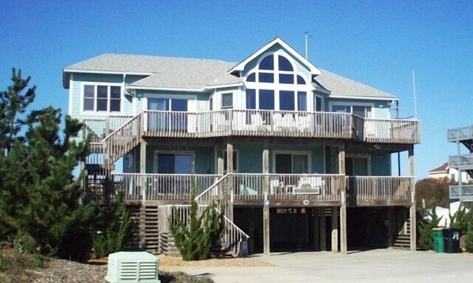 Whalehead Beach House | WH1002- Semi-OF- 6 BRs (4 Masters), Private Pool, Hot Tub and Cargo Lift!