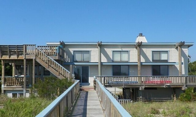 Whalehead Beach House | WH1091- Oceanfront- 6 BRs, Cargo Lift, Great Ocean Views Dog Friendly!