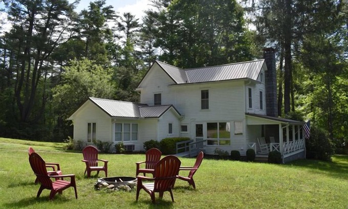 Highlands House | Whittle Pines- Walk to town, churches, shopping, library and more