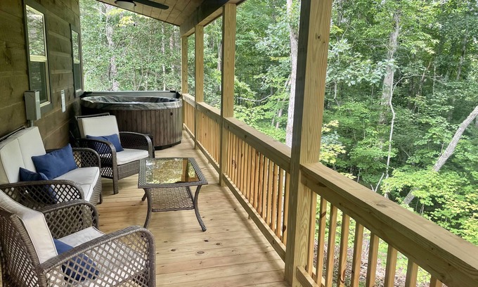 Murphy Cabin | Wraparound Balcony ๐Private Hot Tub ๐ Fire Pit ๐ Spring Fever Getaway!