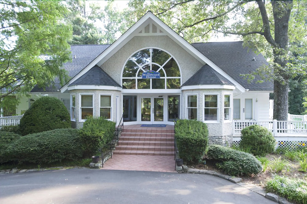 Flat Rock Hotel | Highland Lake Inn & Resort