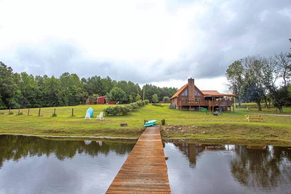 Hurdle Mills Cabin | Modern hot tub lodge on 25 acres w/ private lake