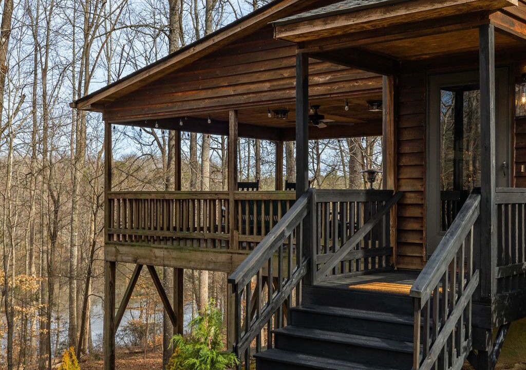 Burlington House | Secluded retreat in the countryside on a private lake, kayaks & walking trails.