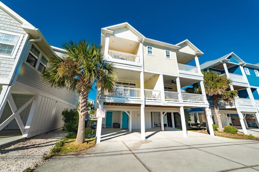Wilmington Beach House | Spacious 6-bedroom ocean view home, 1 minute walk to beach!