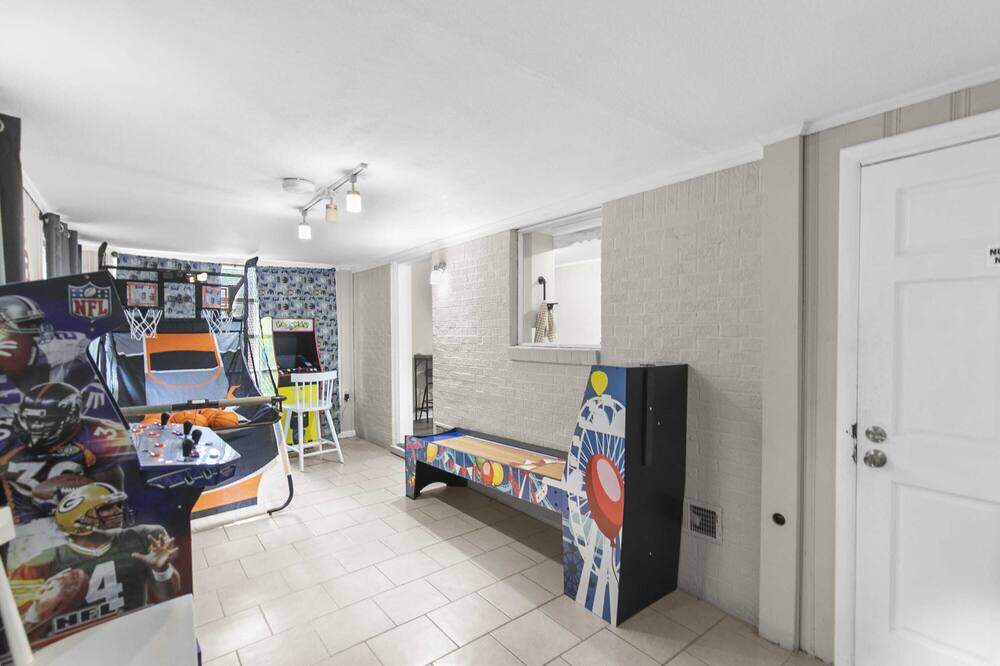 Center Point House | Center Point Gem: 4BR, Parking & Long Stays