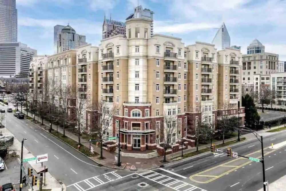 Third Ward Apartment | Spacious and Modern 4 Bedroom Uptown Charlotte. Walk to Bank of America Stadium!