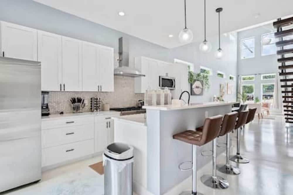 Durham House | Luxury 3 Level home w/Rooftop