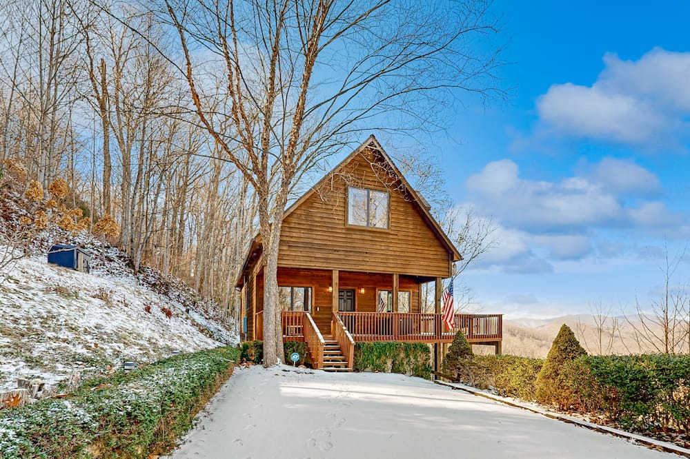 Cullowhee Cabin | Idyllic mountain retreat with breathtaking views & spacious deck - near skiing