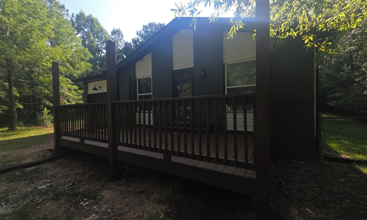 Centre House | Pet-Friendly Fishing Boating Across The Street From Weiss Lake