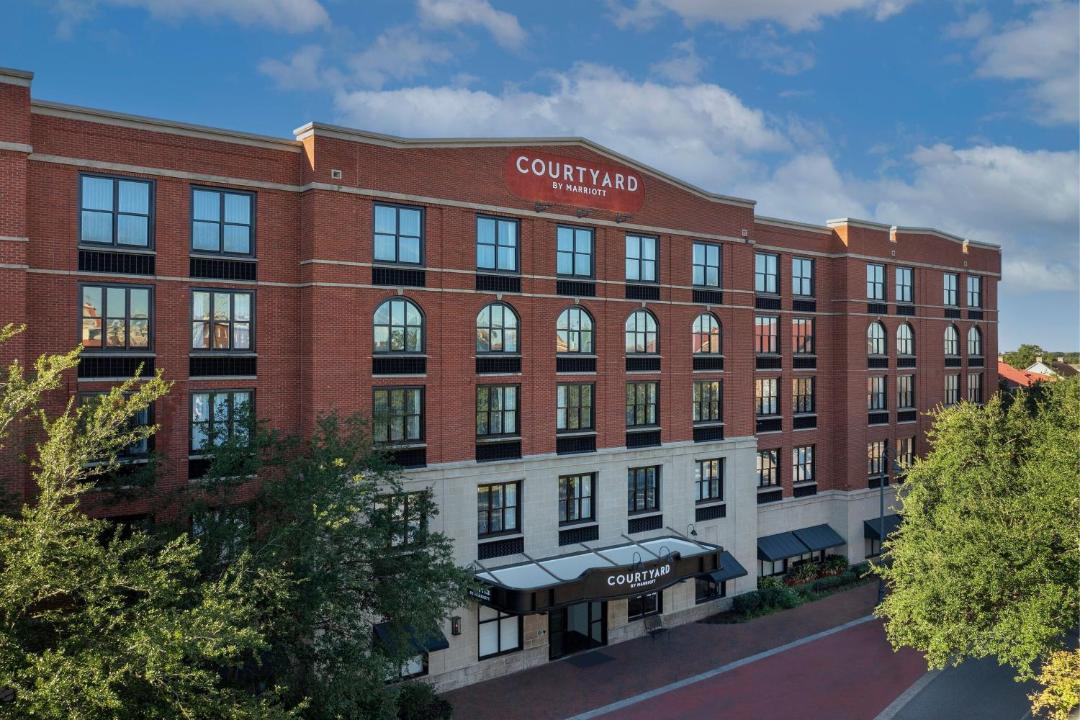 Old West Broad Neighborhood Hotel | Courtyard by Marriott Savannah Downtown - Historic District
