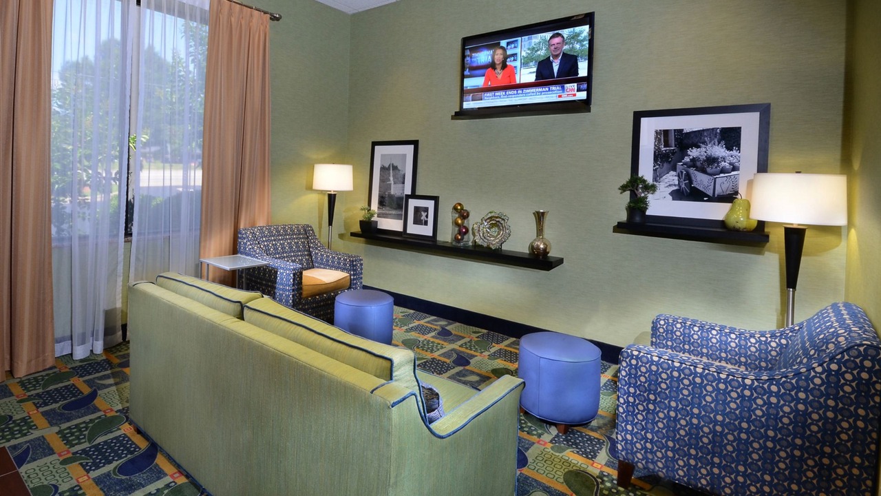 Photo of Livingroom in Roxboro