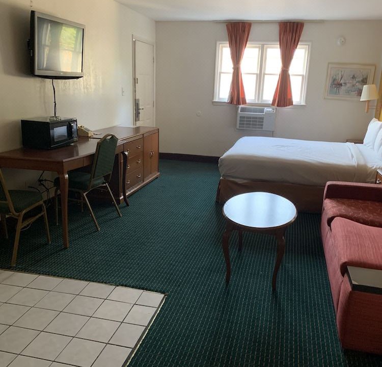 Photo of Livingroom in Roxboro