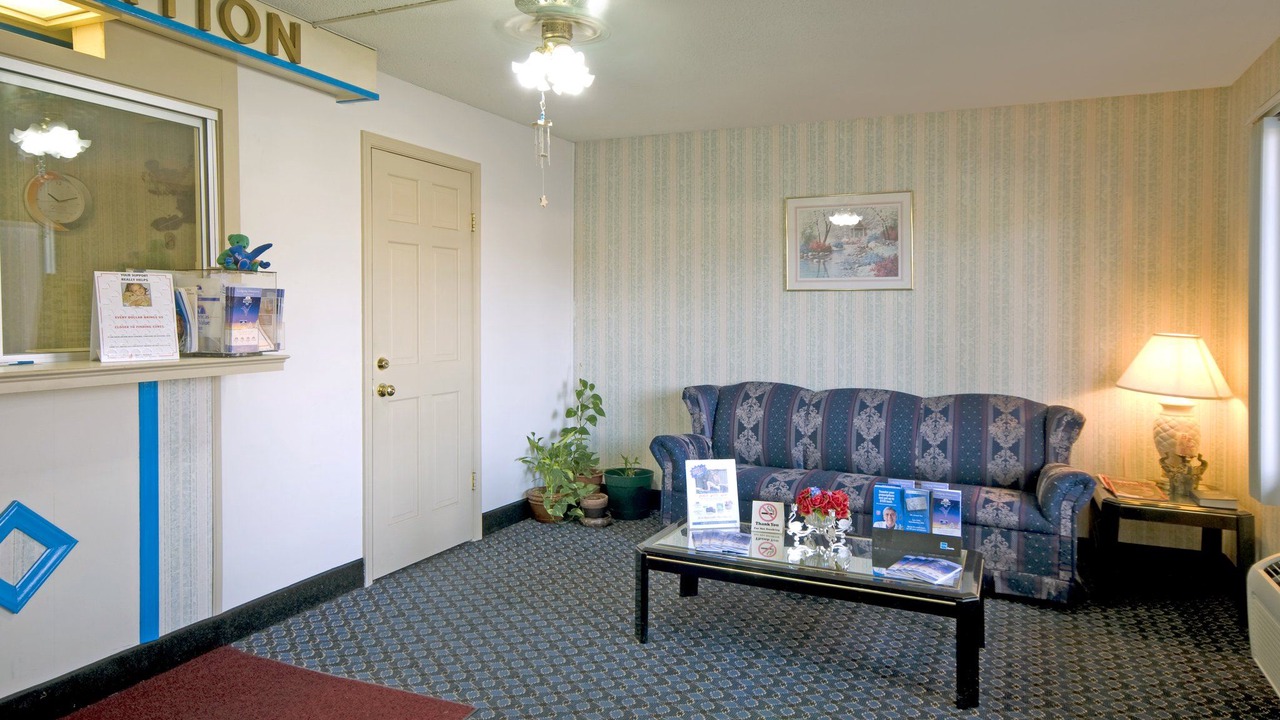 Photo of Livingroom in Roxboro