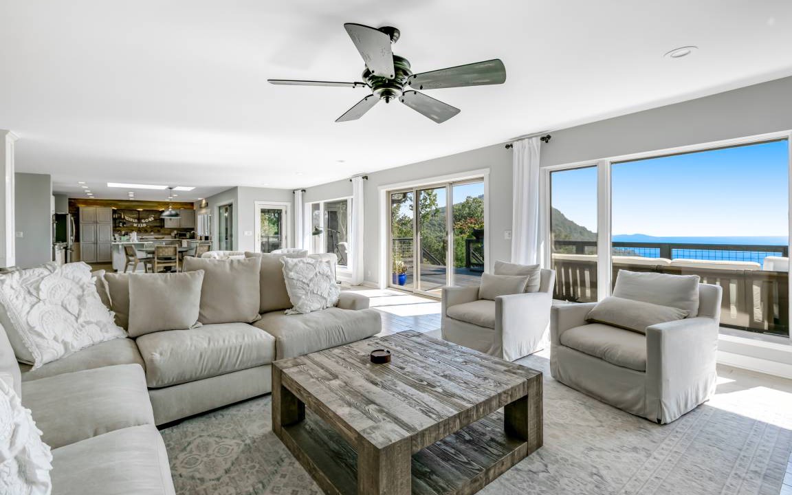 Photo of Livingroom in Saluda