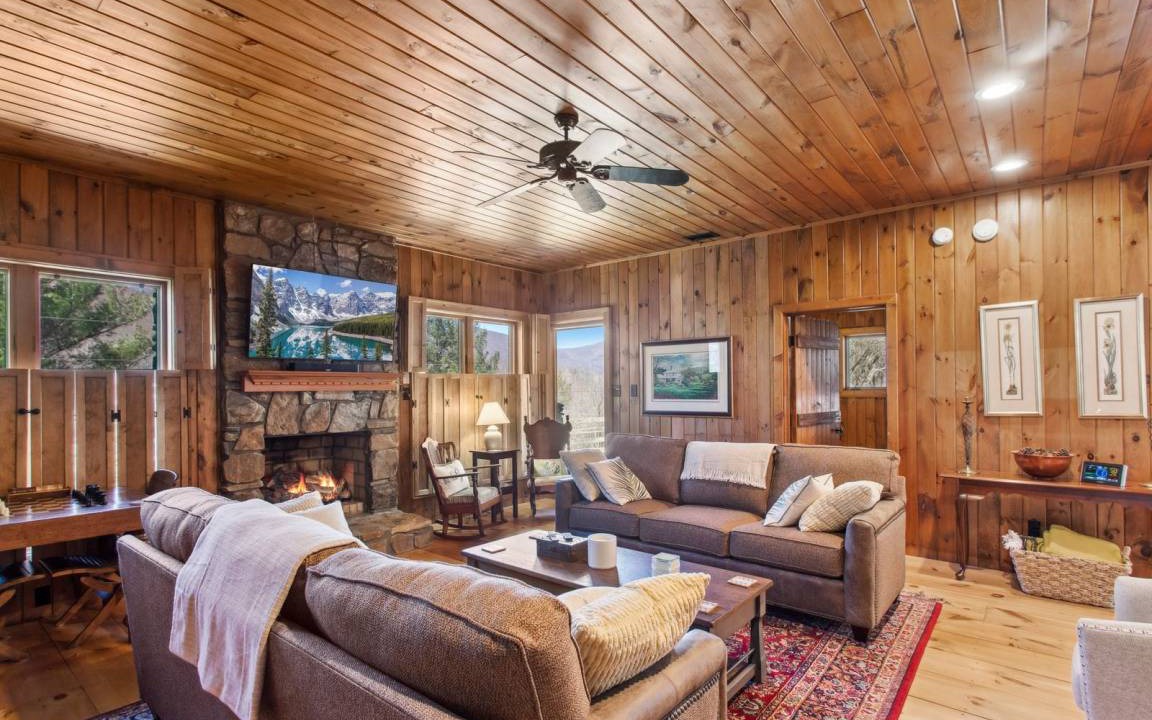 Photo of Livingroom in West Jefferson