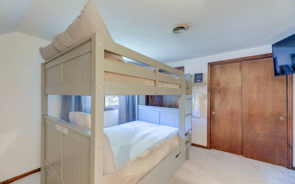 Photo of Bedroom in Pine Knoll Shores
