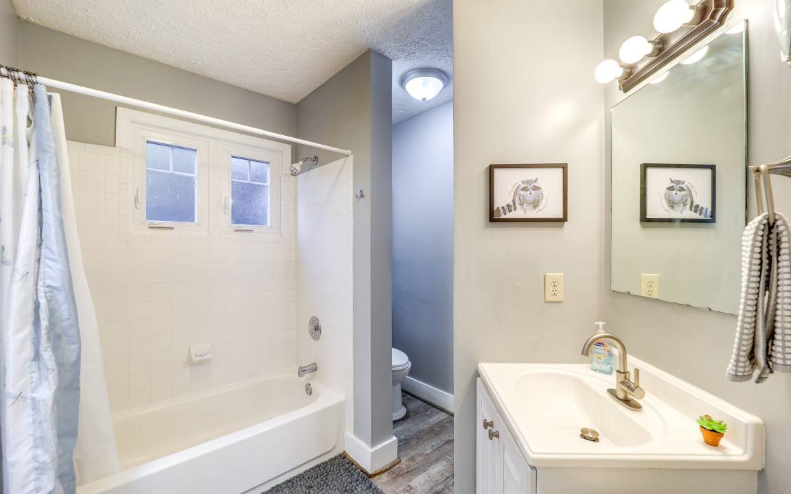 Photo of Bathroom in Seven Devils