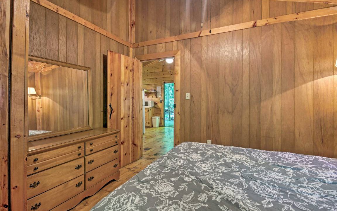 Photo of Bedroom in Barnardsville