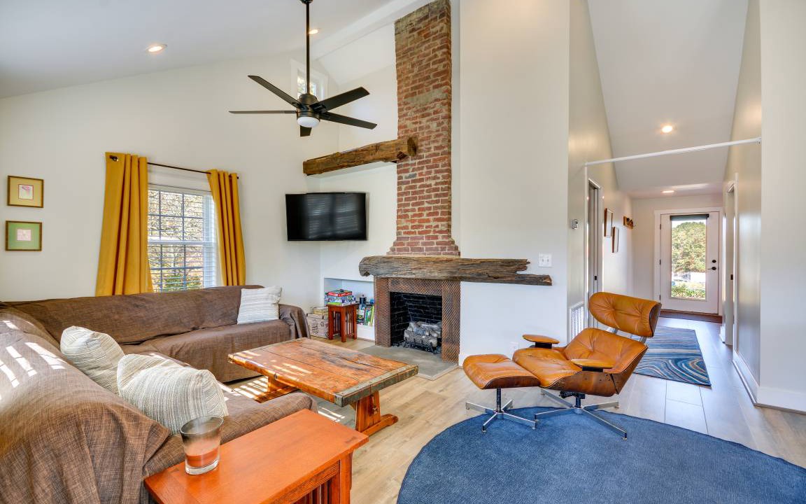 Photo of Livingroom in Pilot Mountain
