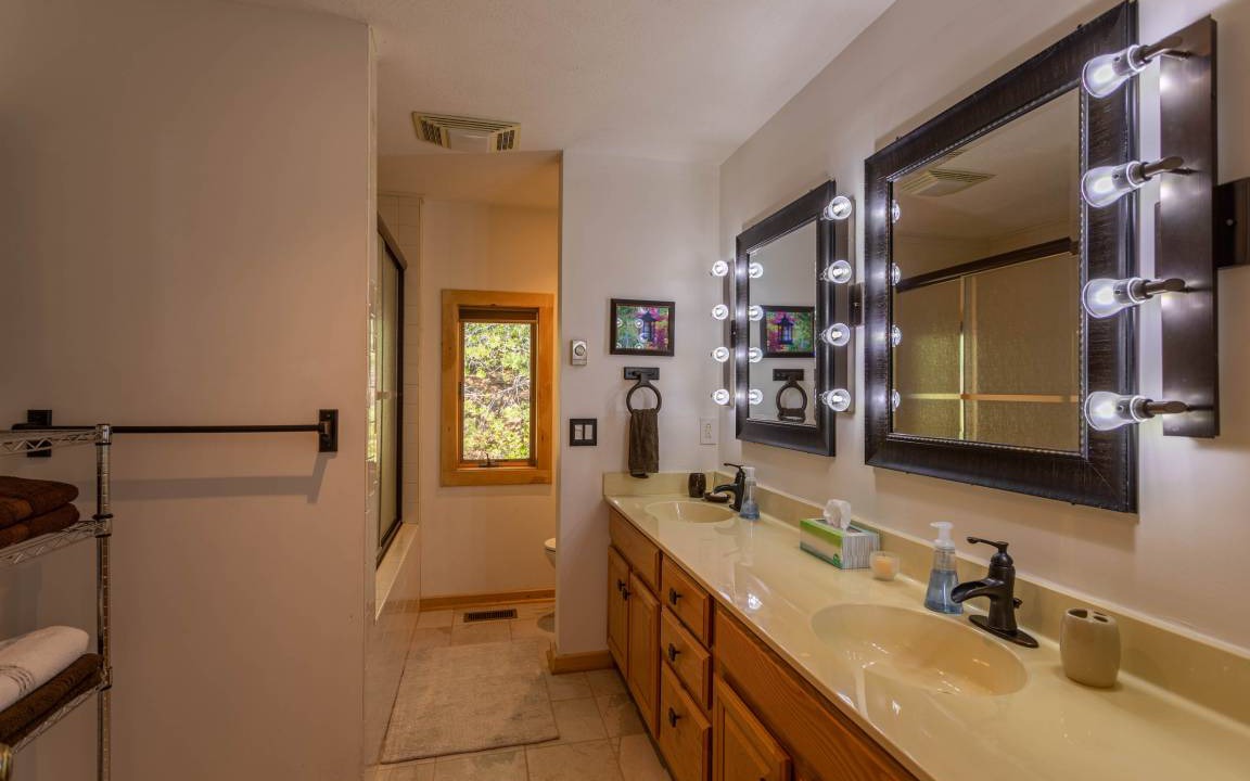 Photo of Bathroom in Apple Ridge