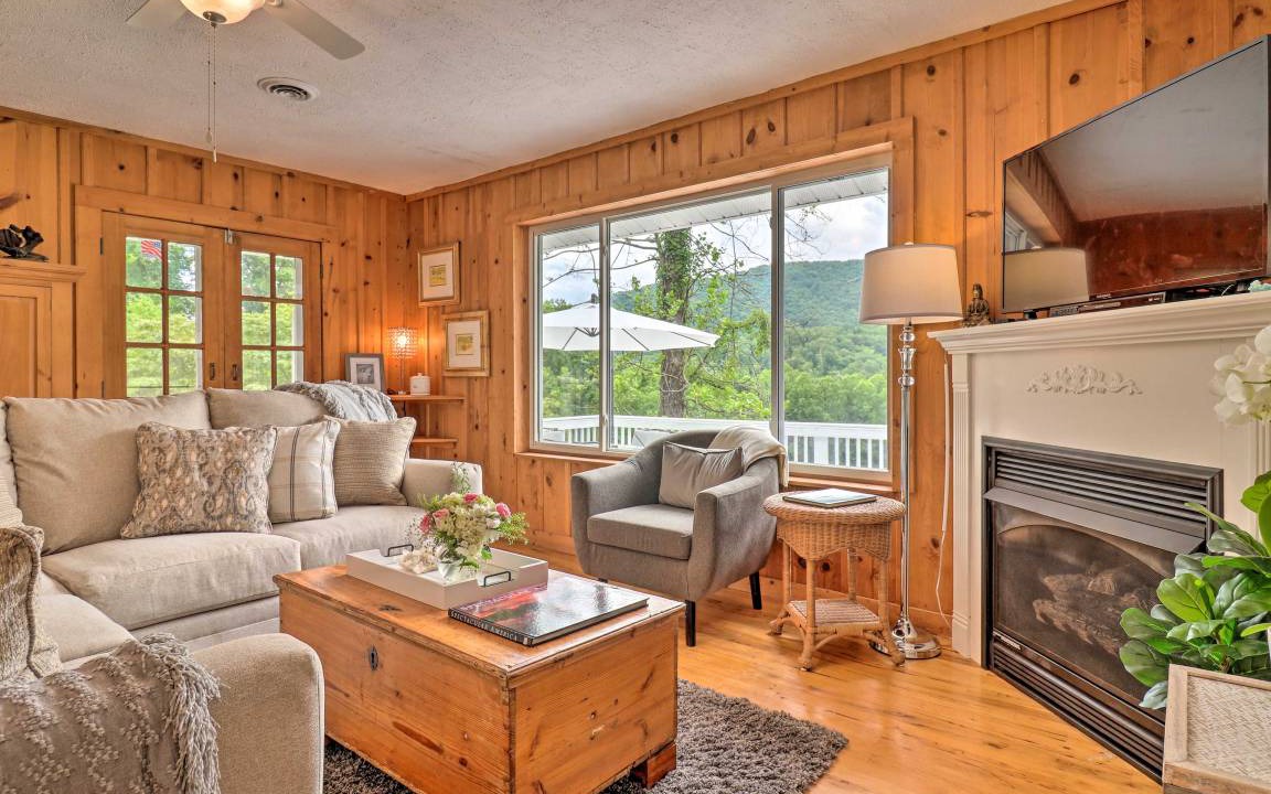 Photo of Livingroom in Candler