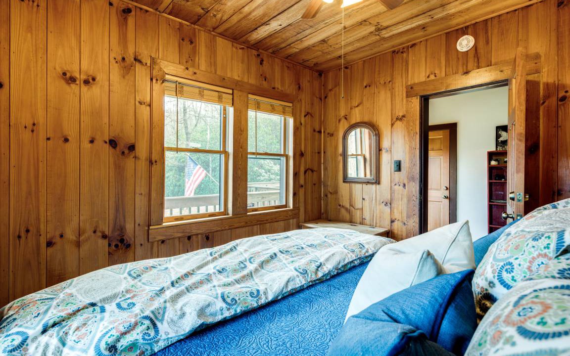Photo of Bedroom in Hendersonville