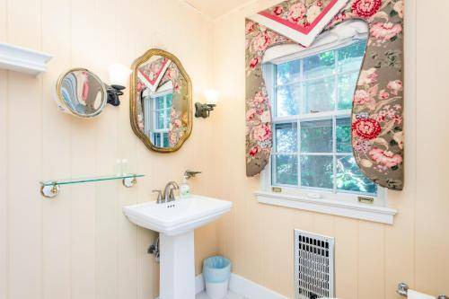 Photo of Bathroom in Laurel Park