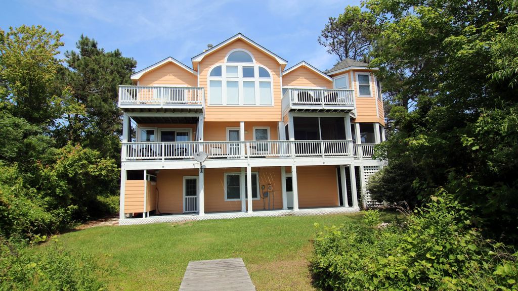 Photo of Buildings in Monteray Shores
