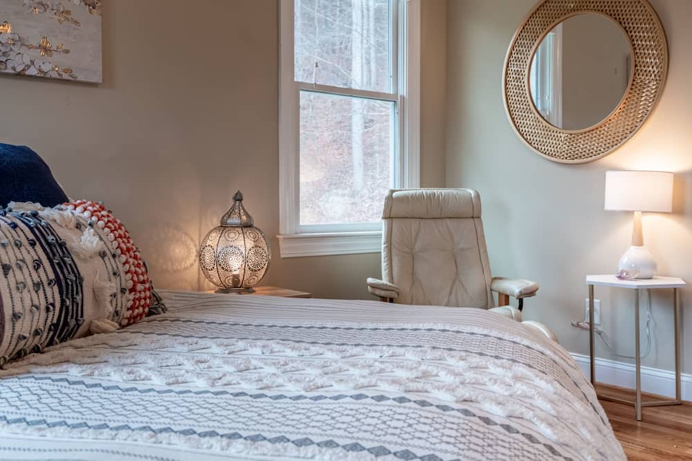 Photo of Bedroom in Barnardsville