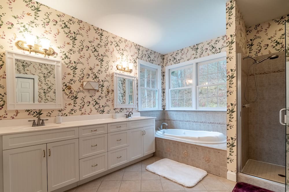 Photo of Bathroom in Barnardsville