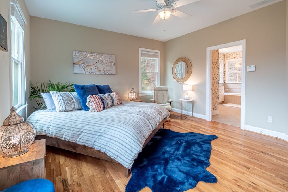Photo of Bedroom in Barnardsville