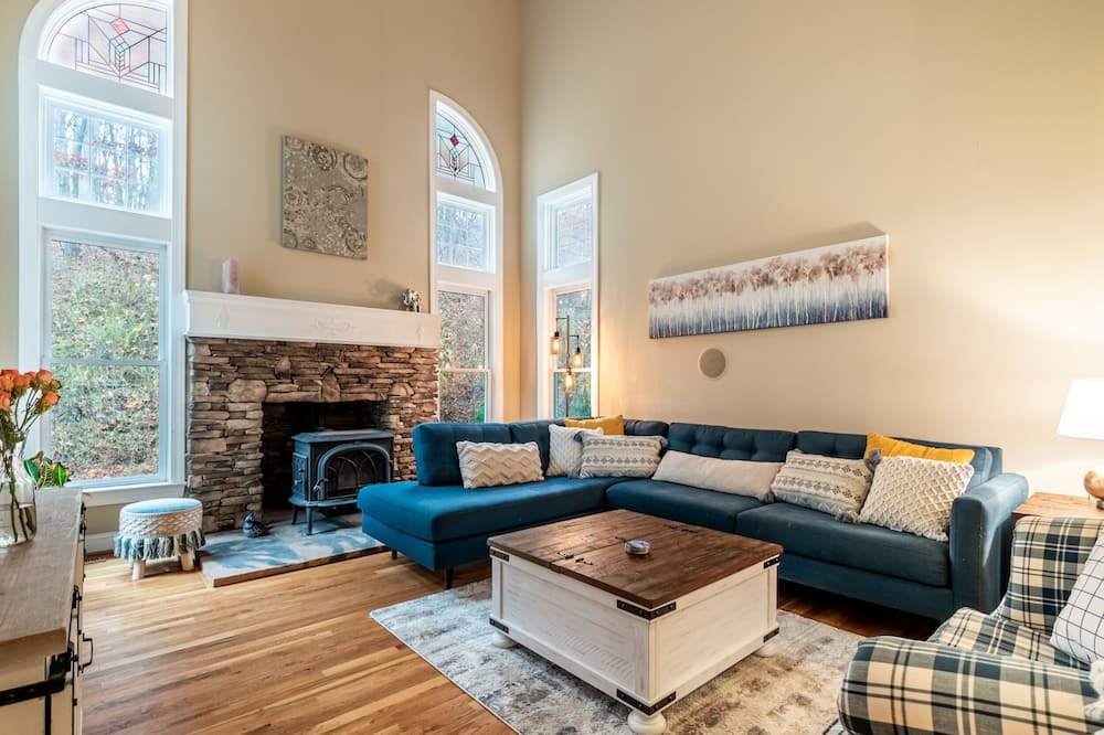 Photo of Livingroom in Barnardsville