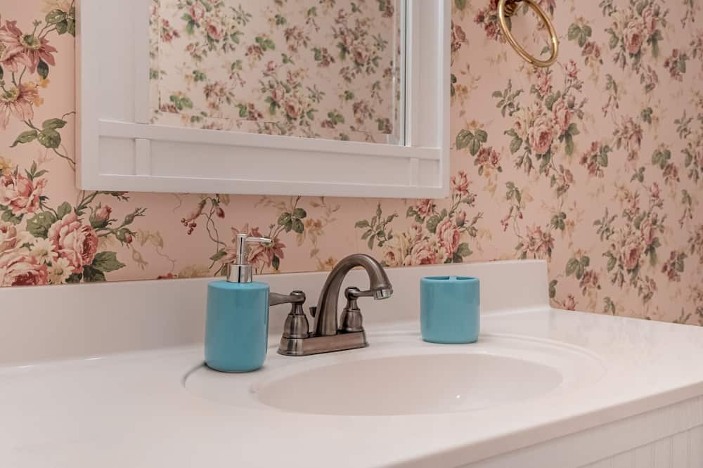 Photo of Bathroom in Barnardsville